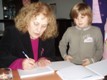 Soňa Valentová podpisuje deťom knihy, ktoré im darovala 9